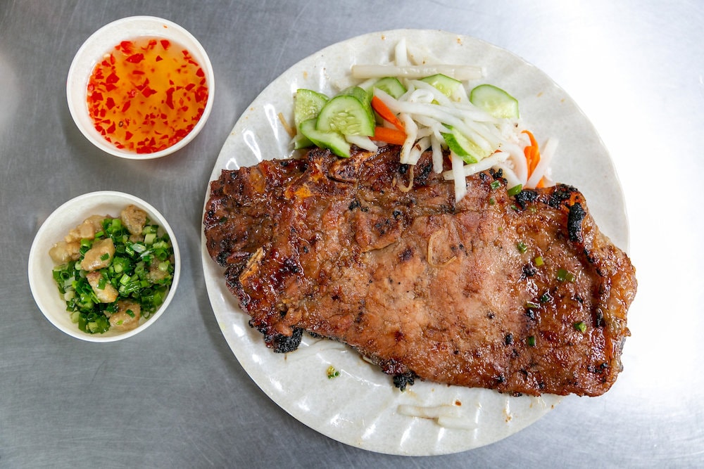 The “extra-large” marinated pork chop with smoky charred edges is the restaurant’s unmistakable signature